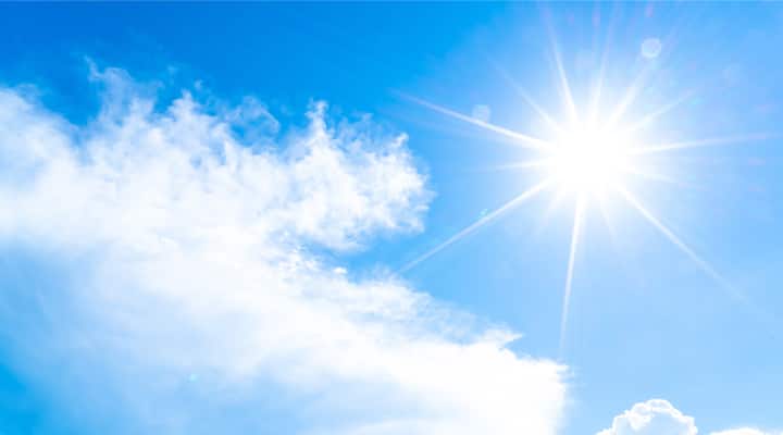 The sky and sun that radiate infrared rays