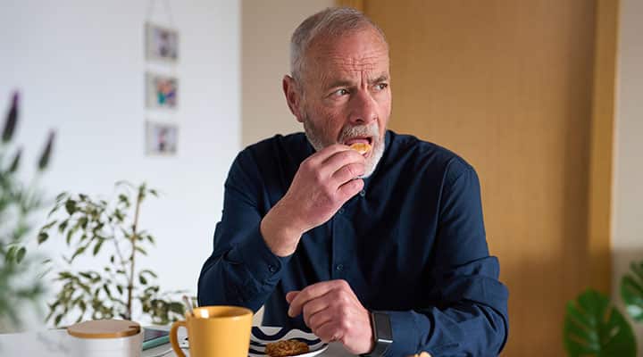Man eating a gut-friendly breakfast