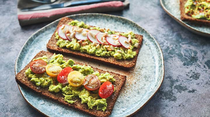Rye with avocado and tomato