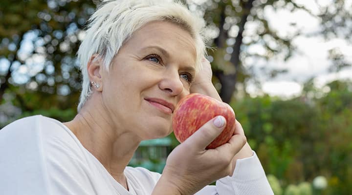 Apples contain both quercetin and fisetin