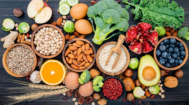 Platter of raw food that are antioxidant-rich and nutrient-dense for brain health