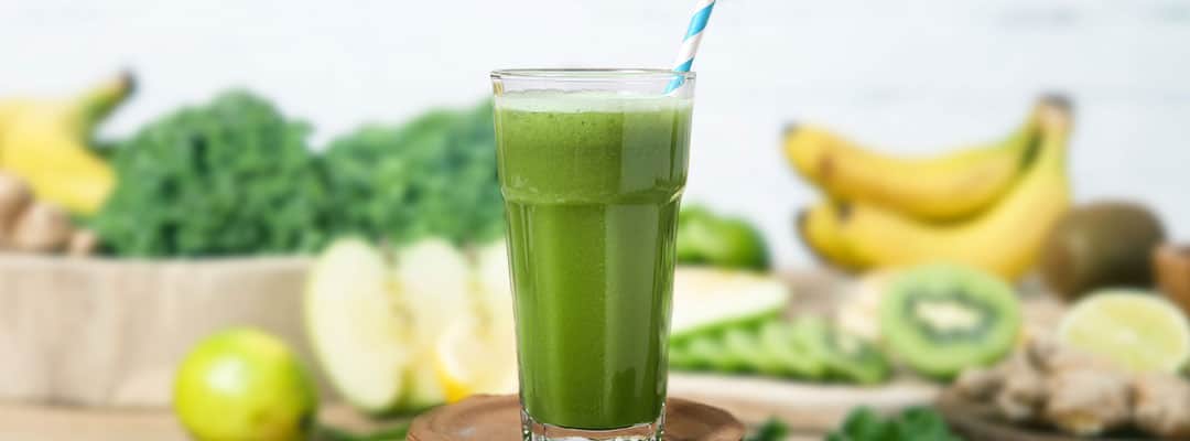 Easy to make a healthy green smoothie packed with vitamin C and chlorophyllin