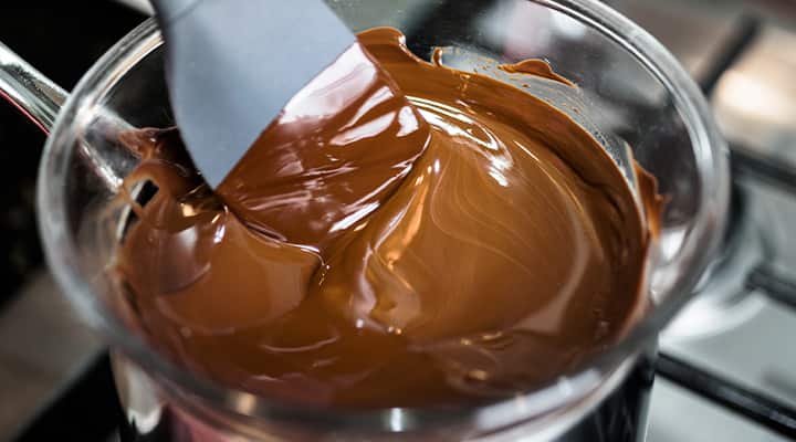Low-histamine diets should not include chocolate.