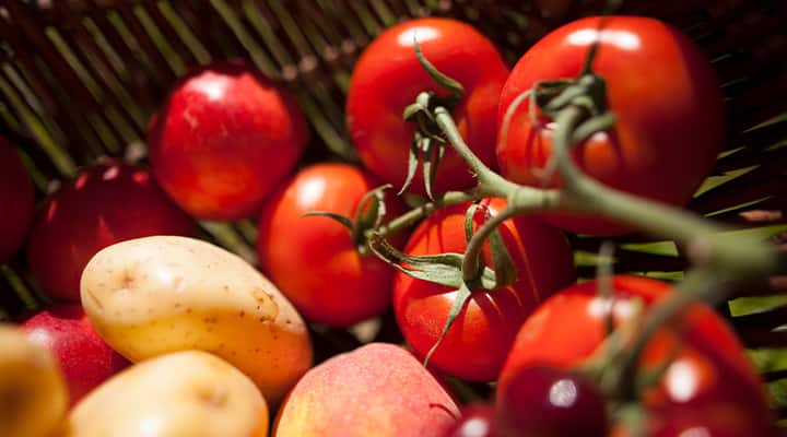 Potatoes and tomatoes contain lithium.