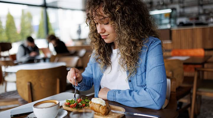 Eating a balanced breakfast supports a healthy metabolism